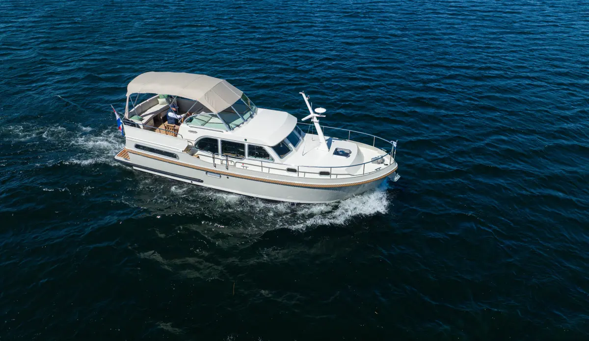 Linssen Grand Sturdy 35.1 AC, boot varend op water