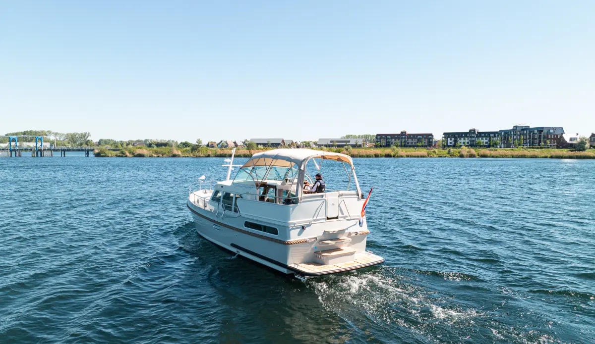 Linssen Grand Sturdy 35.1 AC, motorboot vaart op water