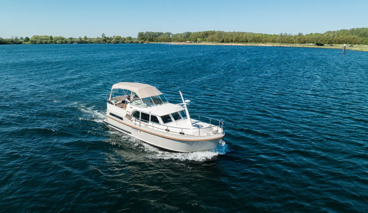 Linssen Grand Sturdy 35.1 AC, motorboot varend op meer