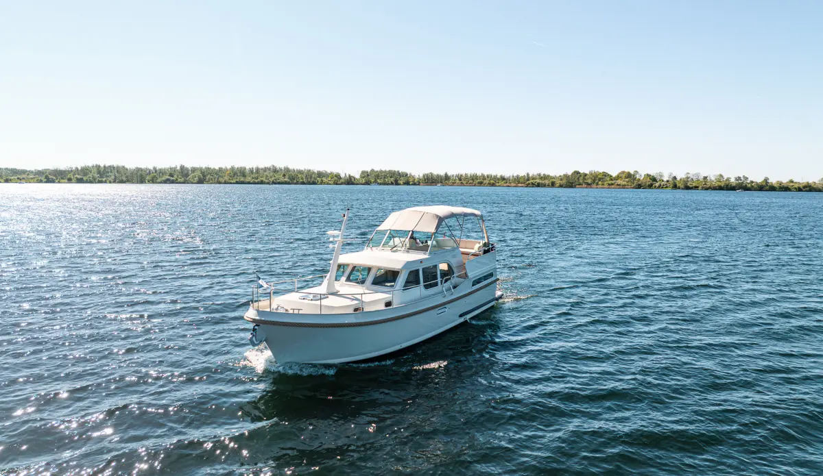 Linssen Grand Sturdy 35.1 AC, motorboot varend op meer