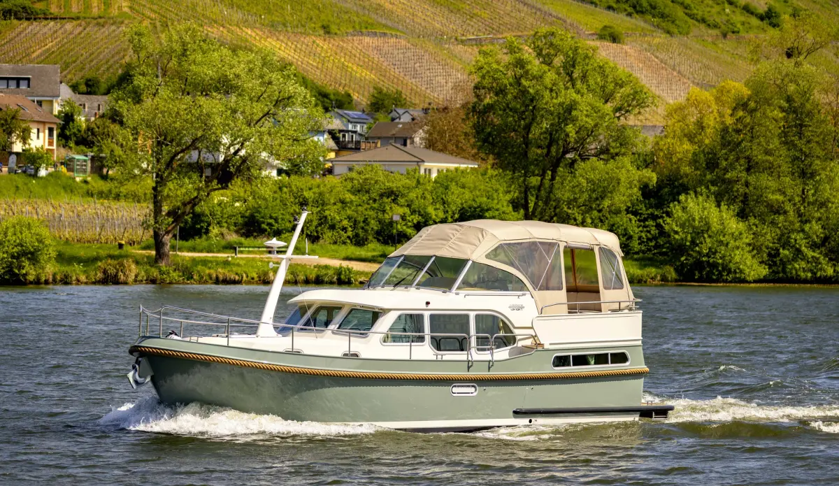 Linssen Grand Sturdy 35.1 AC, motorboot varend op rivier