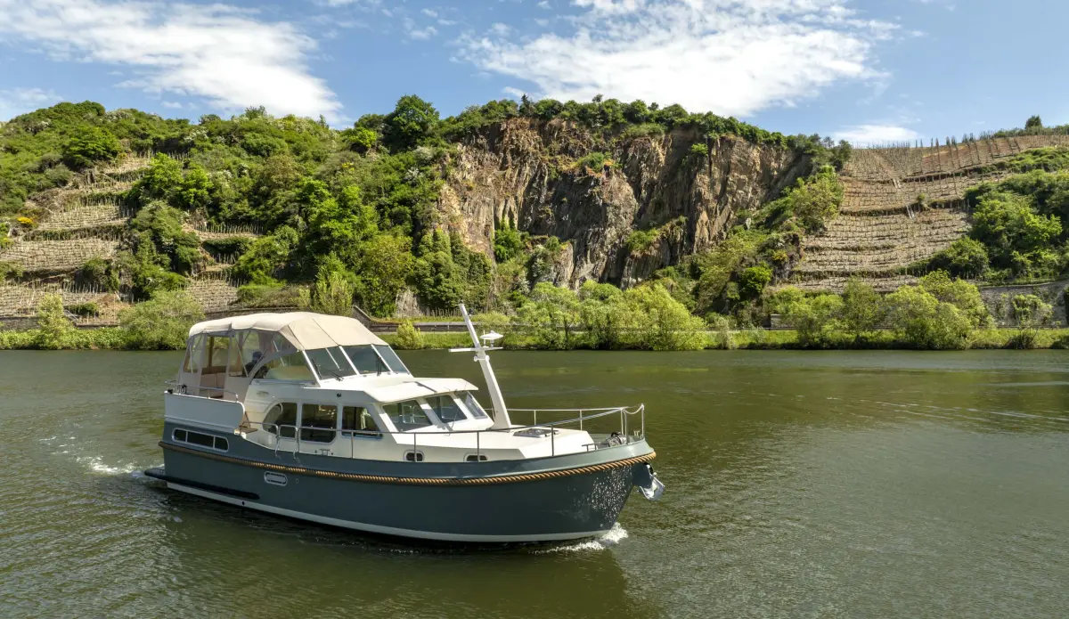 Linssen Grand Sturdy 35.1 AC, motorboot varend op rivier