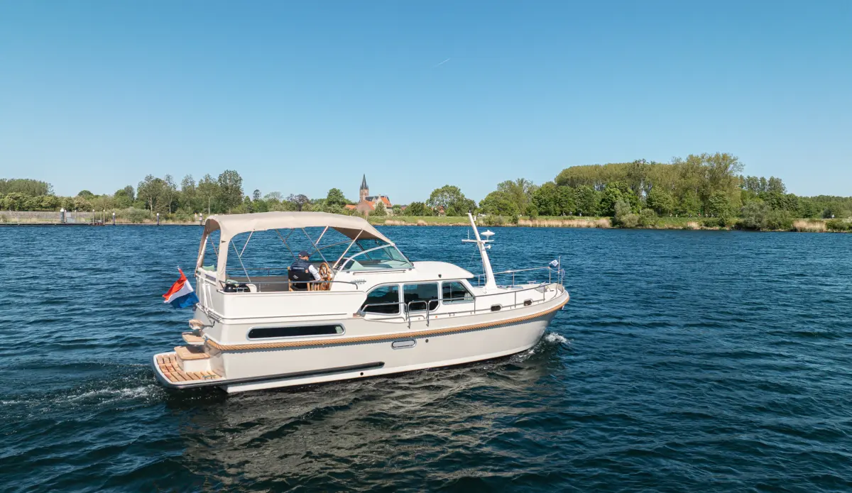 Linssen Grand Sturdy 35.1 AC, motorboot varend op water