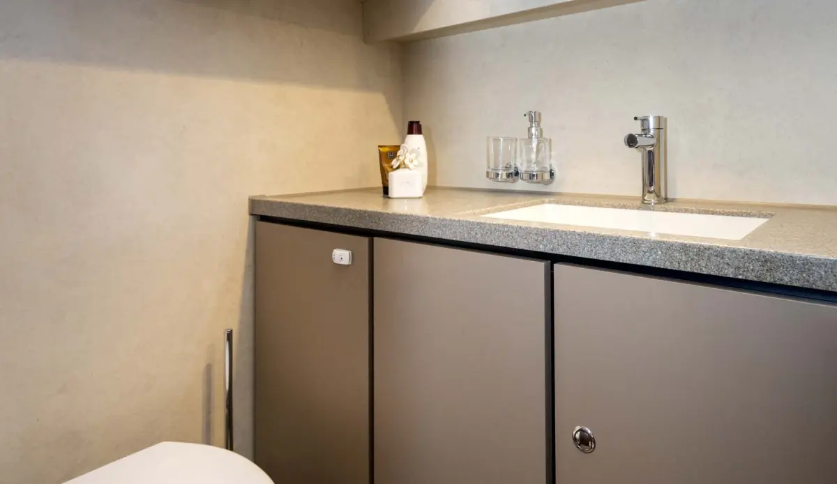Linssen Grand Sturdy 35.1 AC, badkamer met wastafel en kastjes