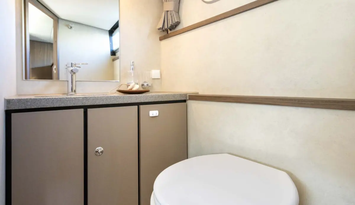 Linssen Grand Sturdy 35.1 AC, badkamer met wastafel en toilet