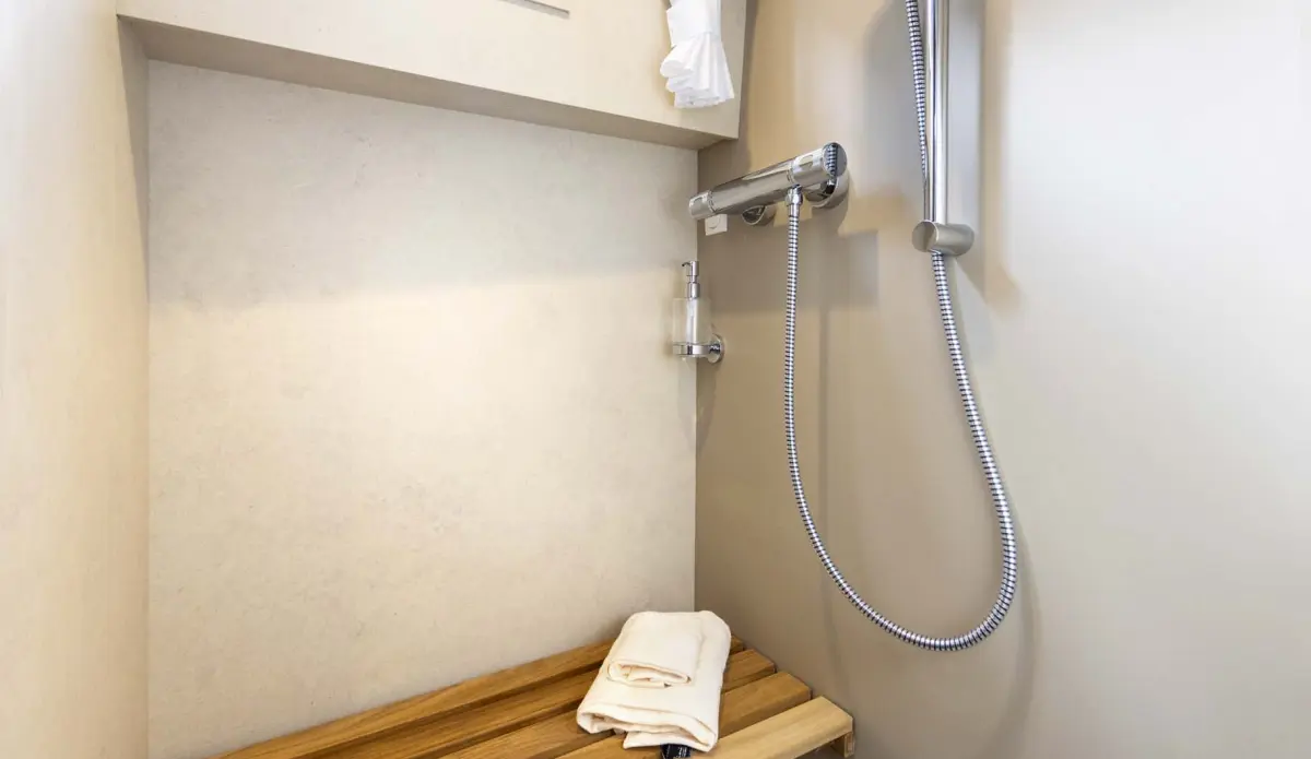 Linssen Grand Sturdy 35.1 AC, douche met handdoek in badkamer