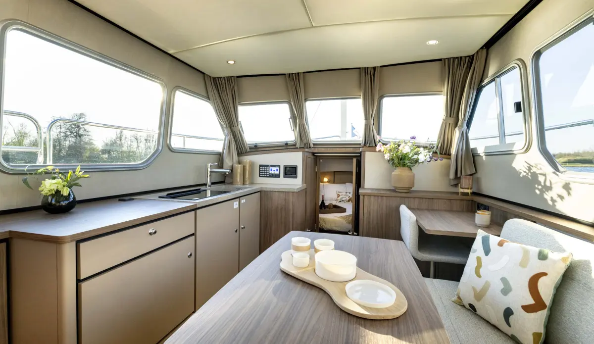 Linssen Grand Sturdy 35.1 AC, kajuit met keuken en tafel