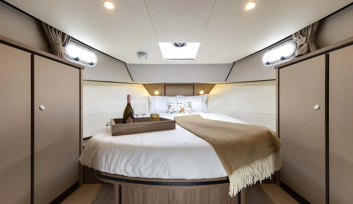 Linssen Grand Sturdy 35.1 AC, kajuit met rond bed