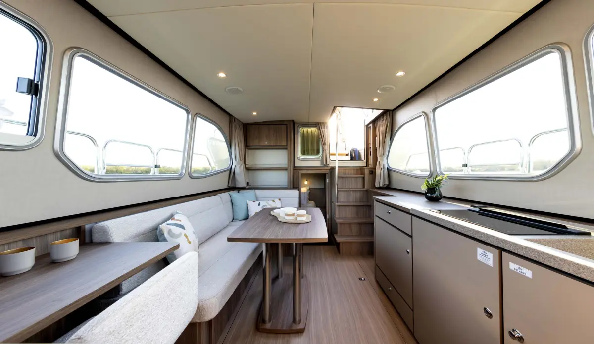 Linssen Grand Sturdy 35.1 AC, kajuit met zitbank en keuken
