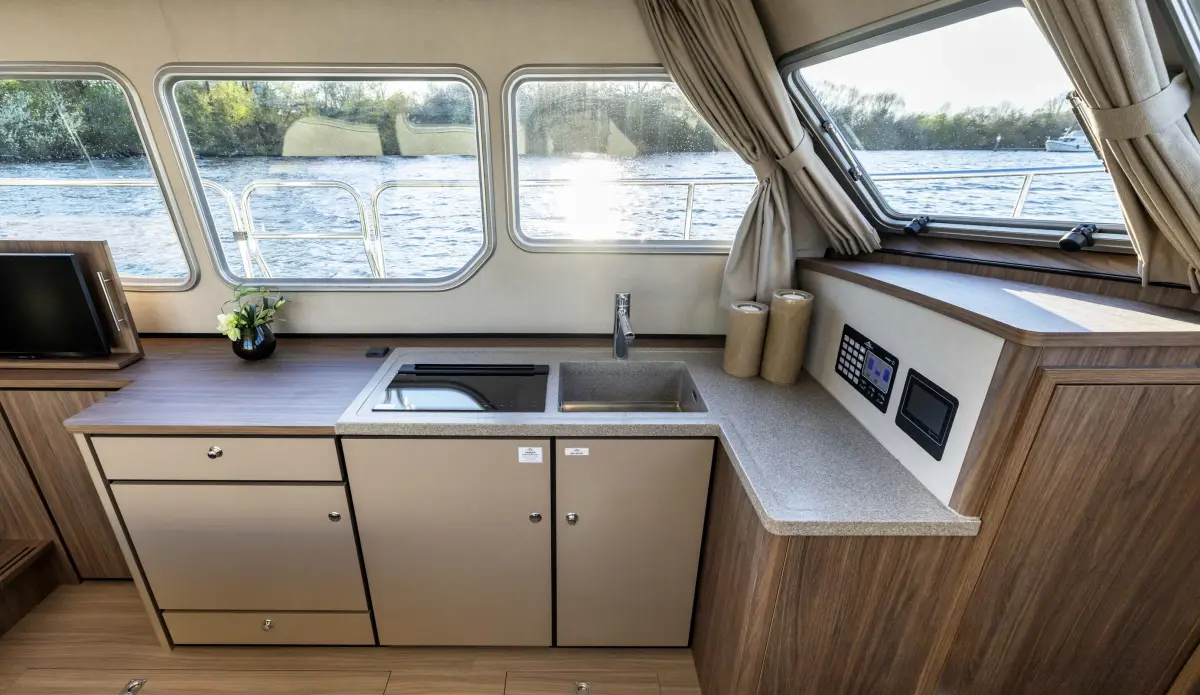 Linssen Grand Sturdy 35.1 AC, keuken met aanrecht en ramen
