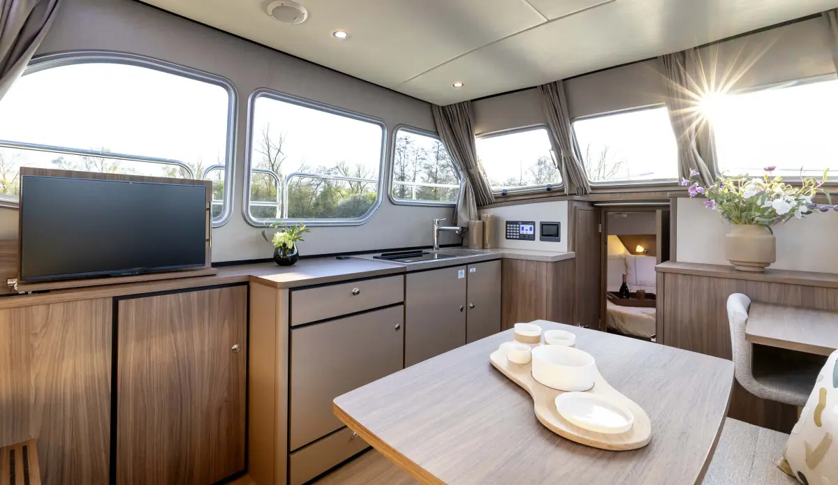Linssen Grand Sturdy 35.1 AC, kombuis met eettafel