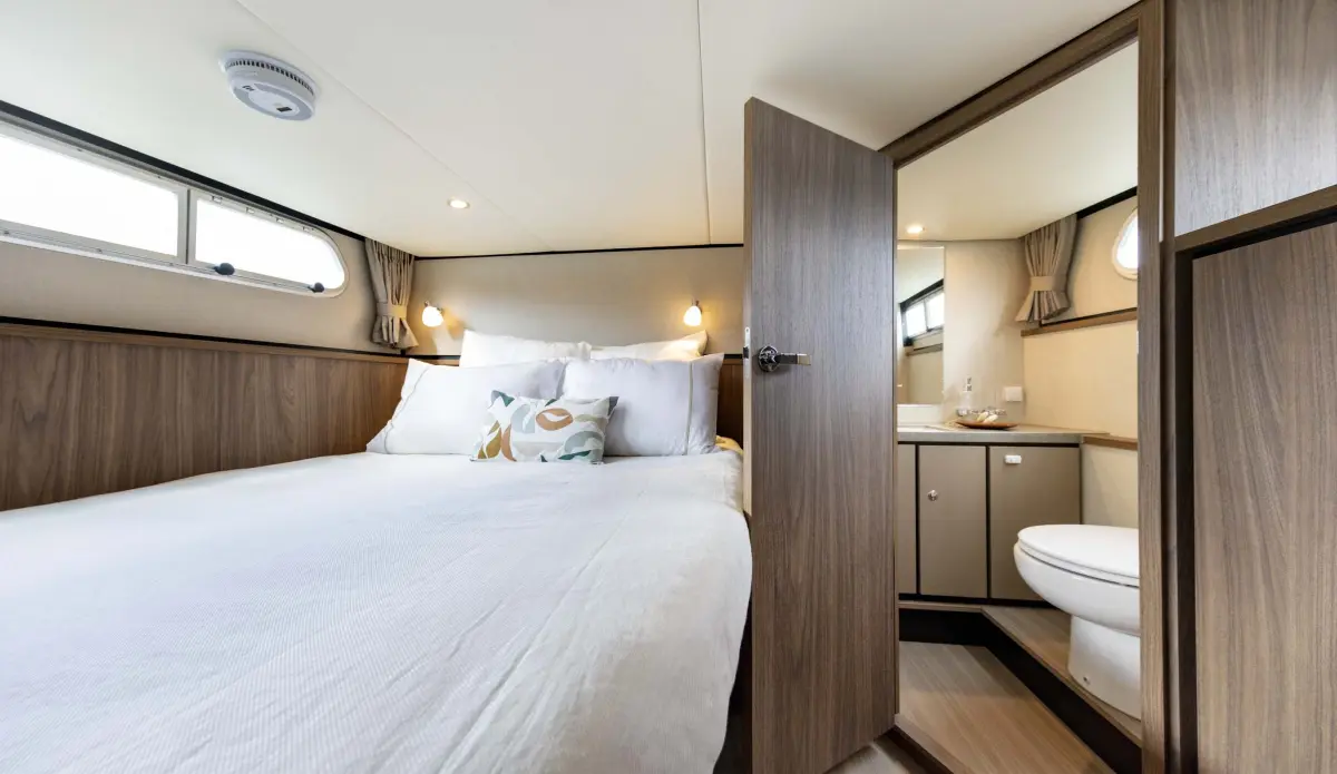 Linssen Grand Sturdy 35.1 AC, slaapkamer met bed en badkamer