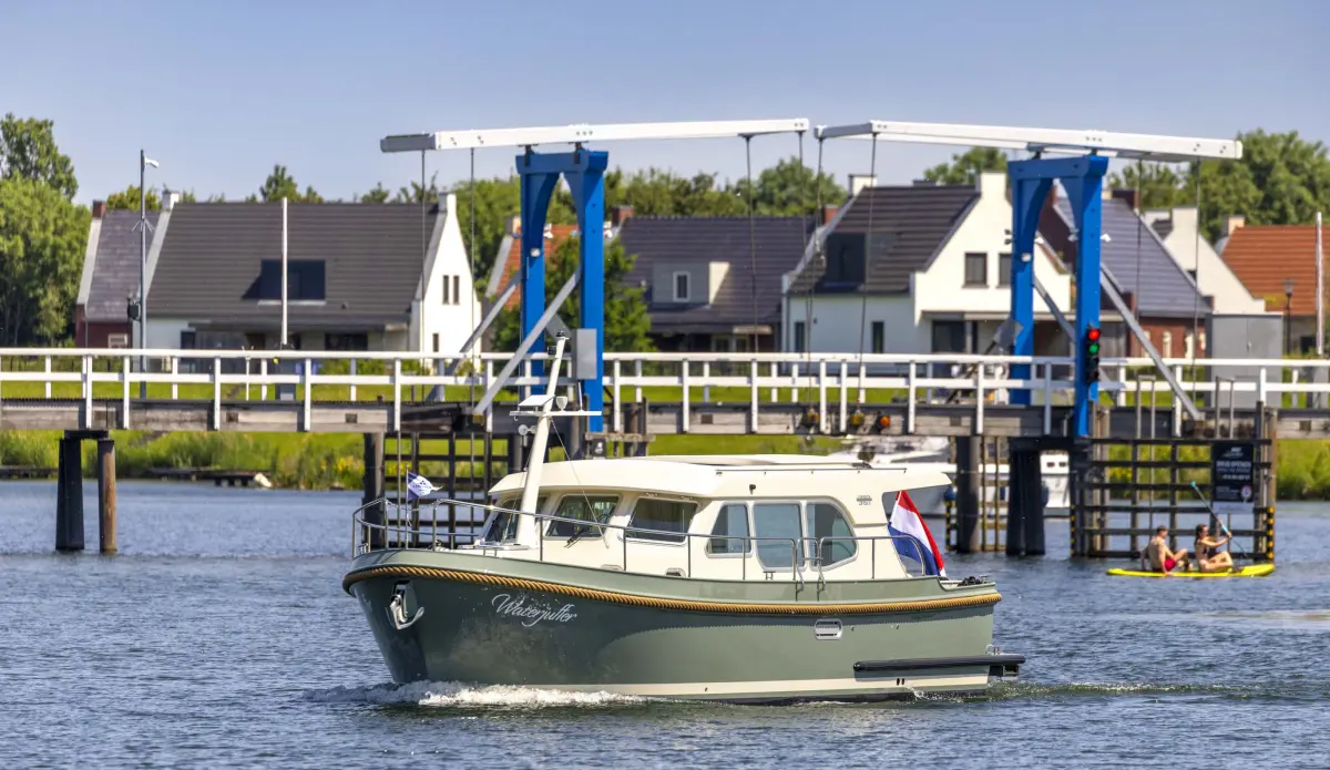 Linssen Grand Sturdy 35.1 Sedan, boot varend bij ophaalbrug