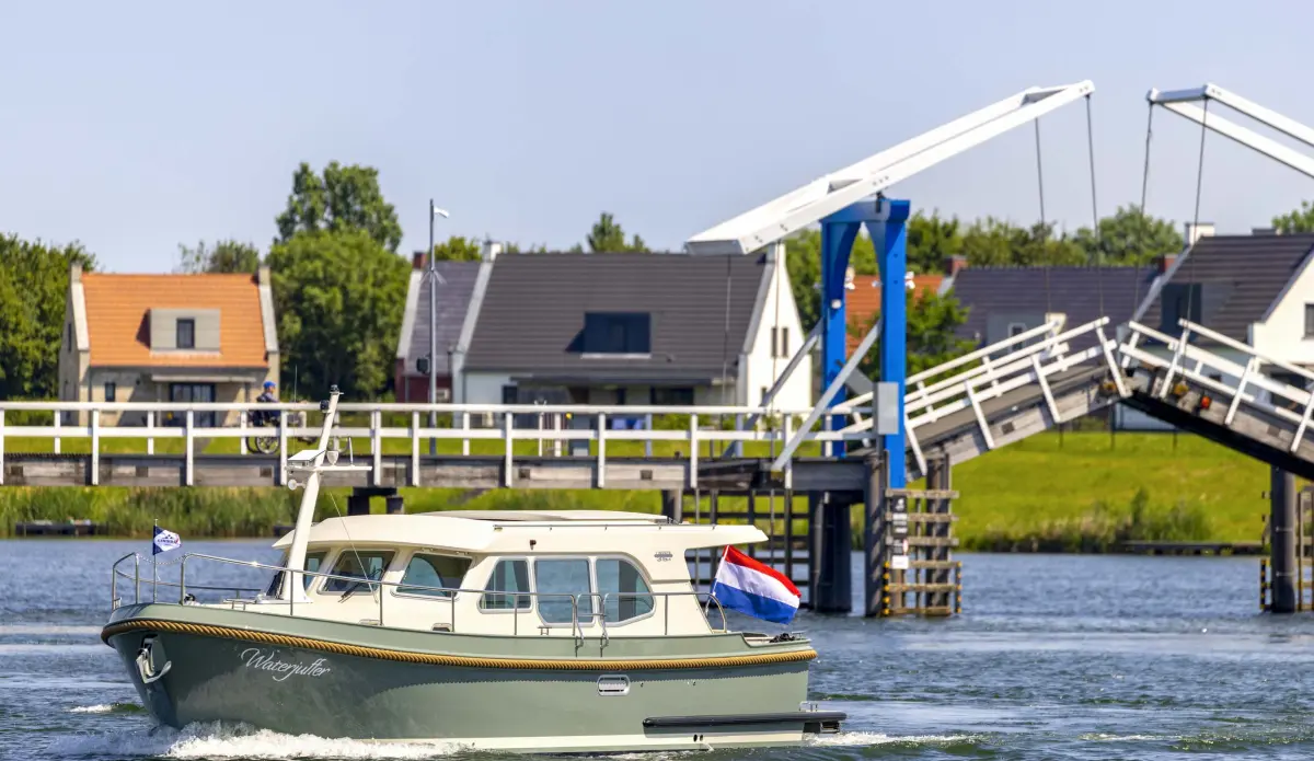 Linssen Grand Sturdy 35.1 Sedan, boot varend bij ophaalbrug