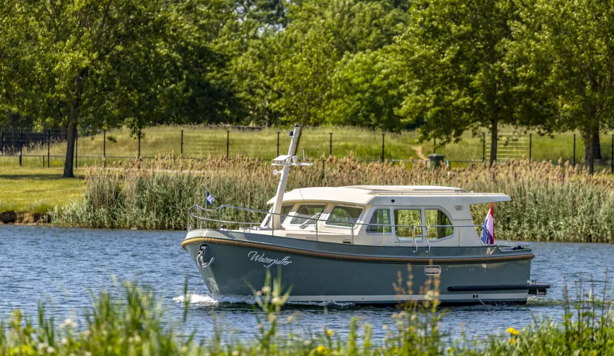 Linssen Grand Sturdy 35.1 Sedan, boot varend op water