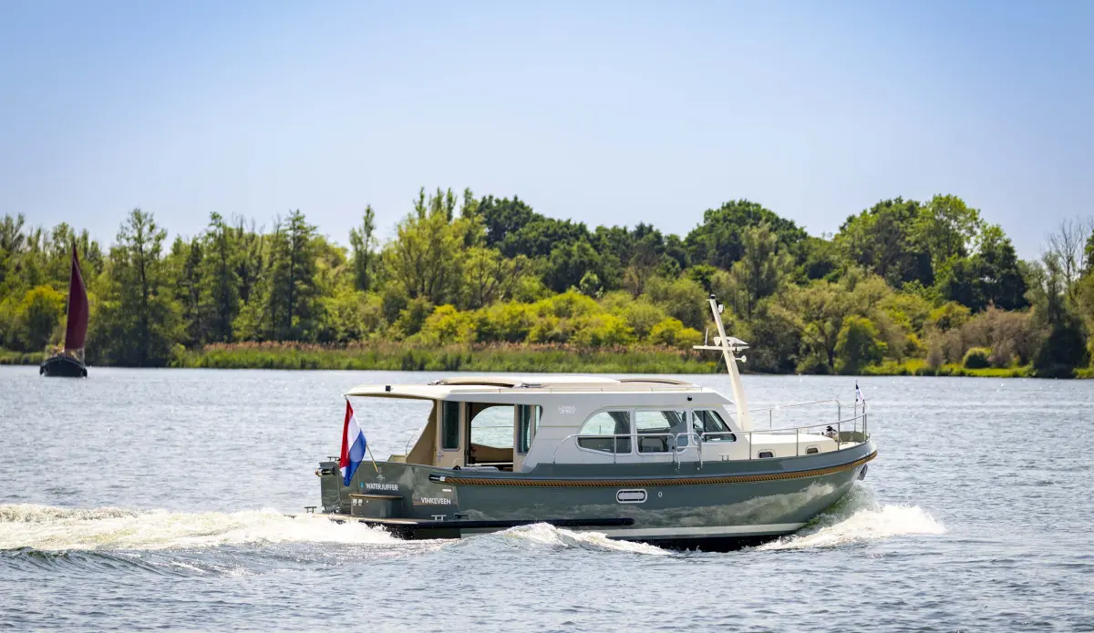 Linssen Grand Sturdy 35.1 Sedan, motorboot varend op meer