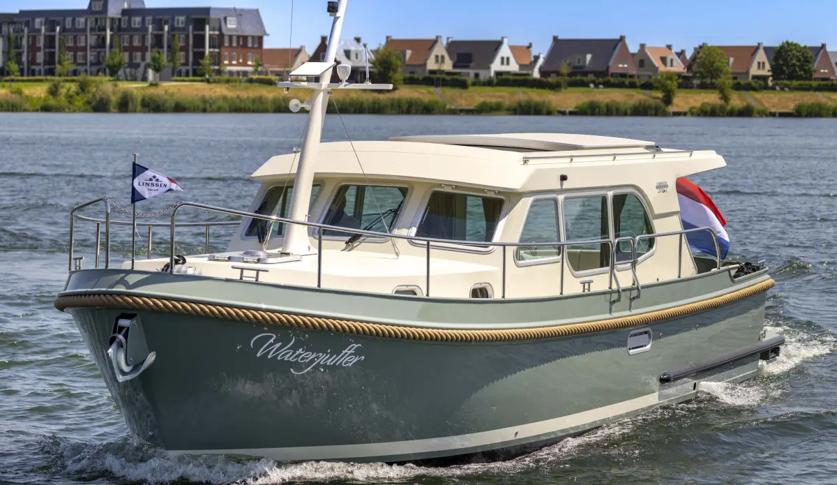Linssen Grand Sturdy 35.1 Sedan, motorboot varend op water