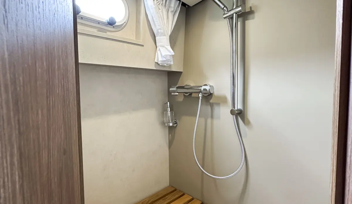 Linssen Grand Sturdy 35.1 Sedan, badkamer met douche en raampje