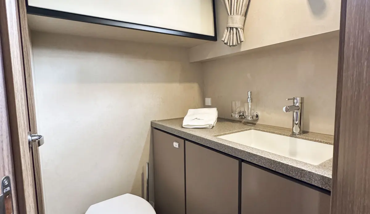 Linssen Grand Sturdy 35.1 Sedan, badkamer met wastafel en toilet