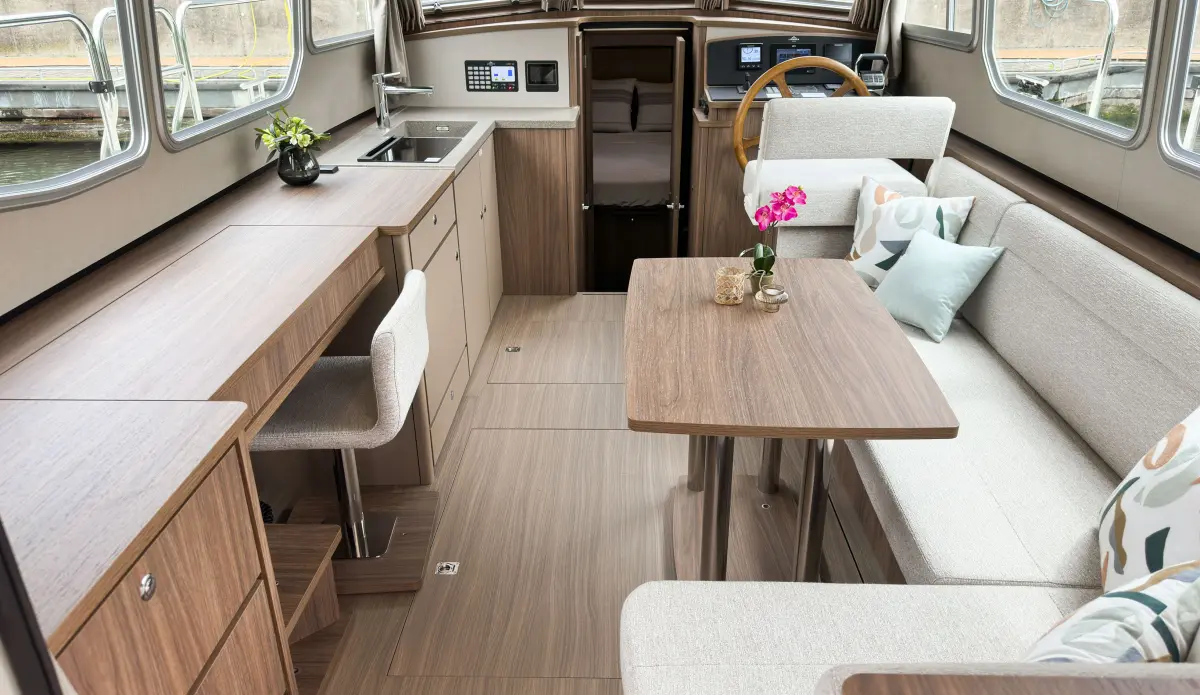 Linssen Grand Sturdy 35.1 Sedan, kajuit met keuken en eettafel