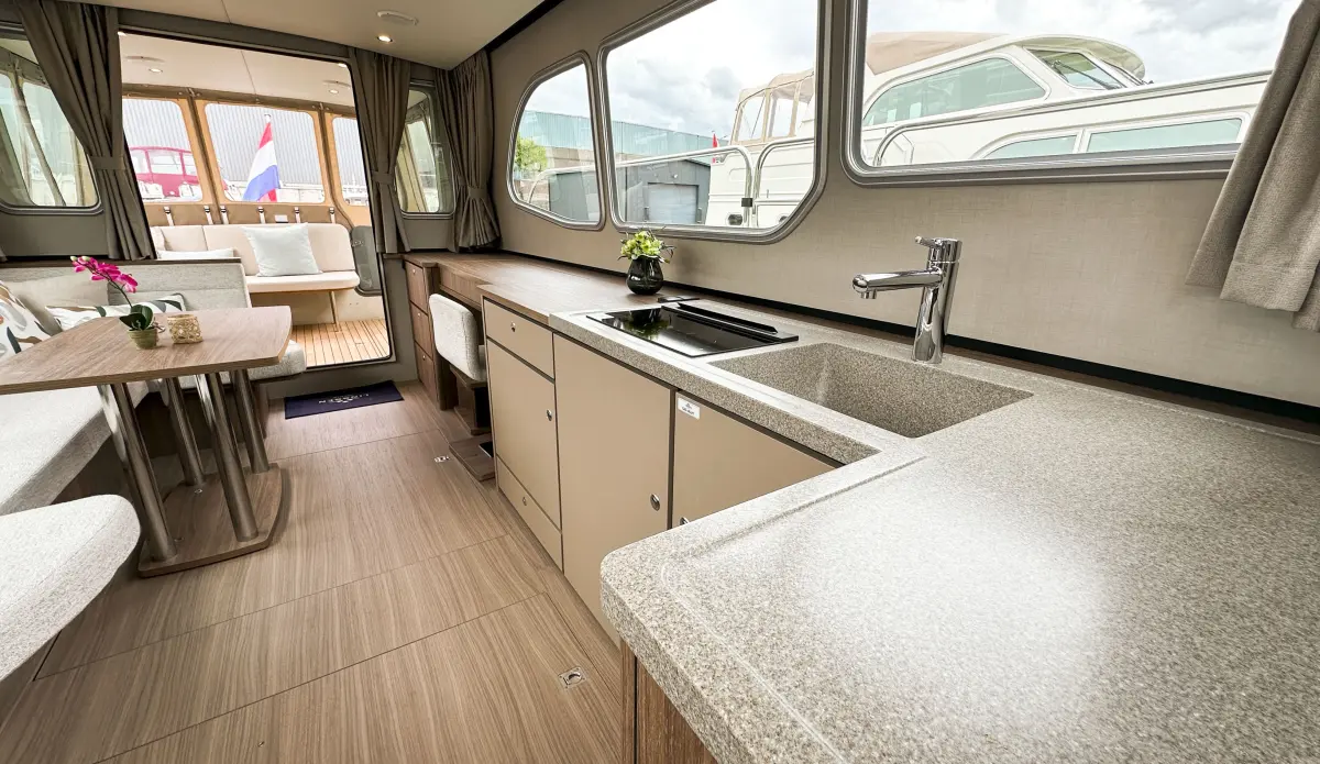 Linssen Grand Sturdy 35.1 Sedan, keuken met aanrecht en zithoek