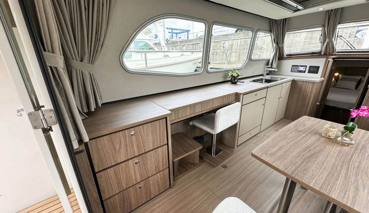 Linssen Grand Sturdy 35.1 Sedan, keuken met bureau en ramen