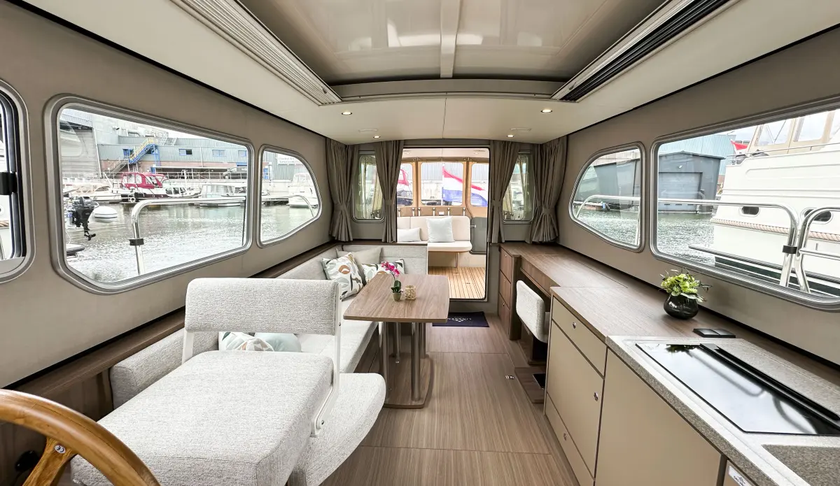Linssen Grand Sturdy 35.1 Sedan, salon met eettafel en zitbank