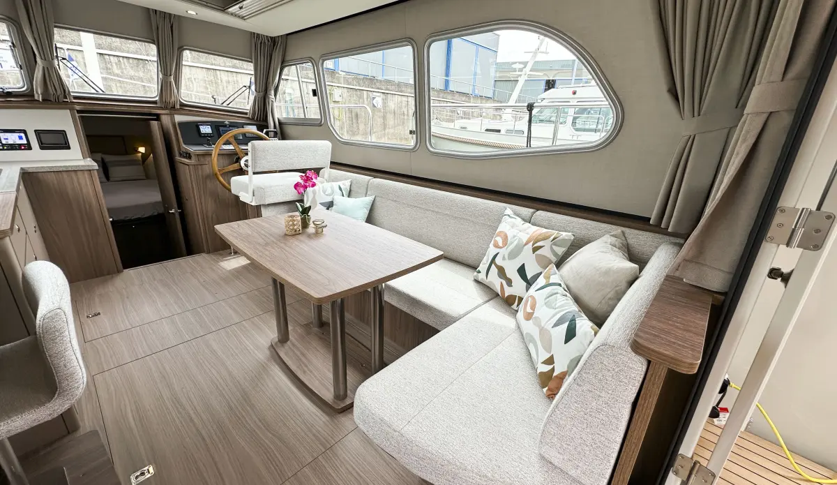 Linssen Grand Sturdy 35.1 Sedan, salon met zitbank en tafel