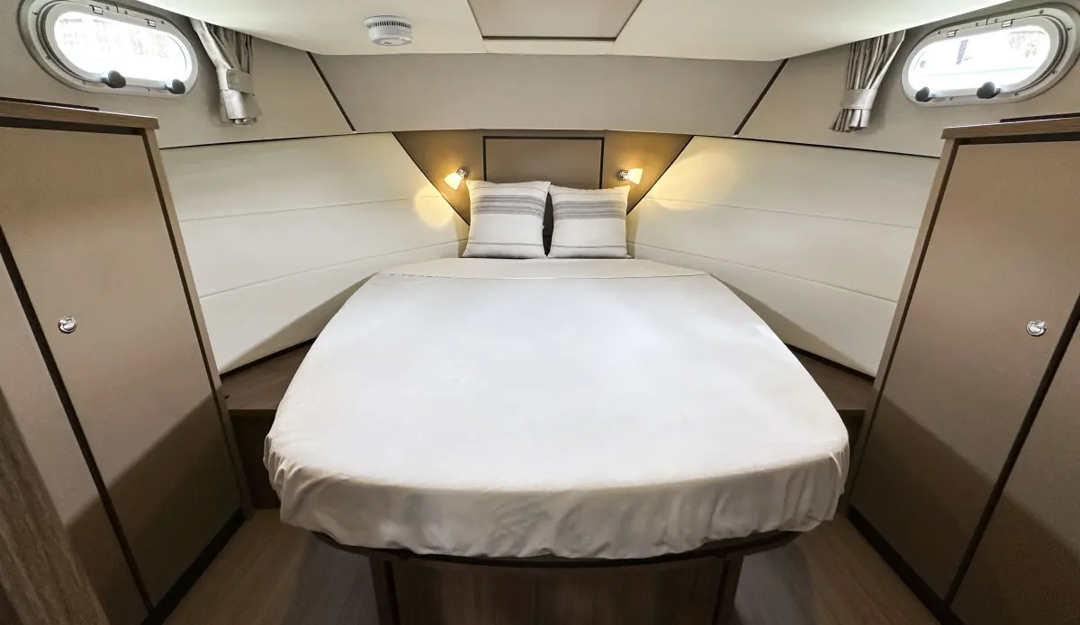 Linssen Grand Sturdy 35.1 Sedan, slaapkajuit met bed en patrijspoorten