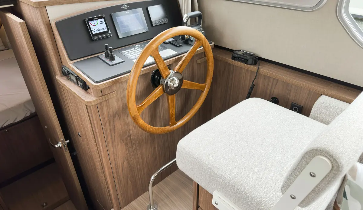 Linssen Grand Sturdy 35.1 Sedan, stuurstand met houten stuurwiel