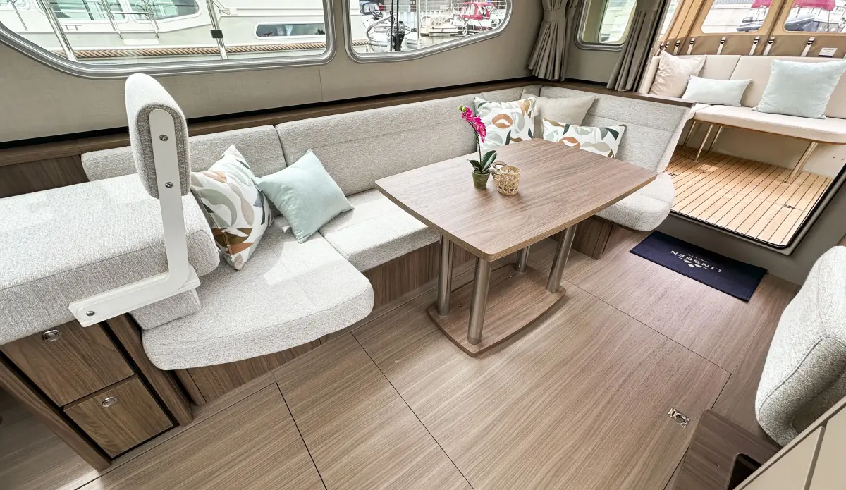 Linssen Grand Sturdy 35.1 Sedan, zithoek met tafel salon