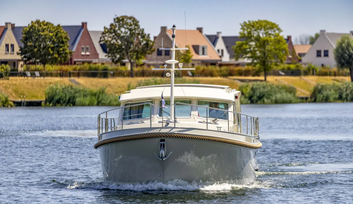 Linssen Grand Sturdy 40.1 (AC / Sedan), boot varend op rivier