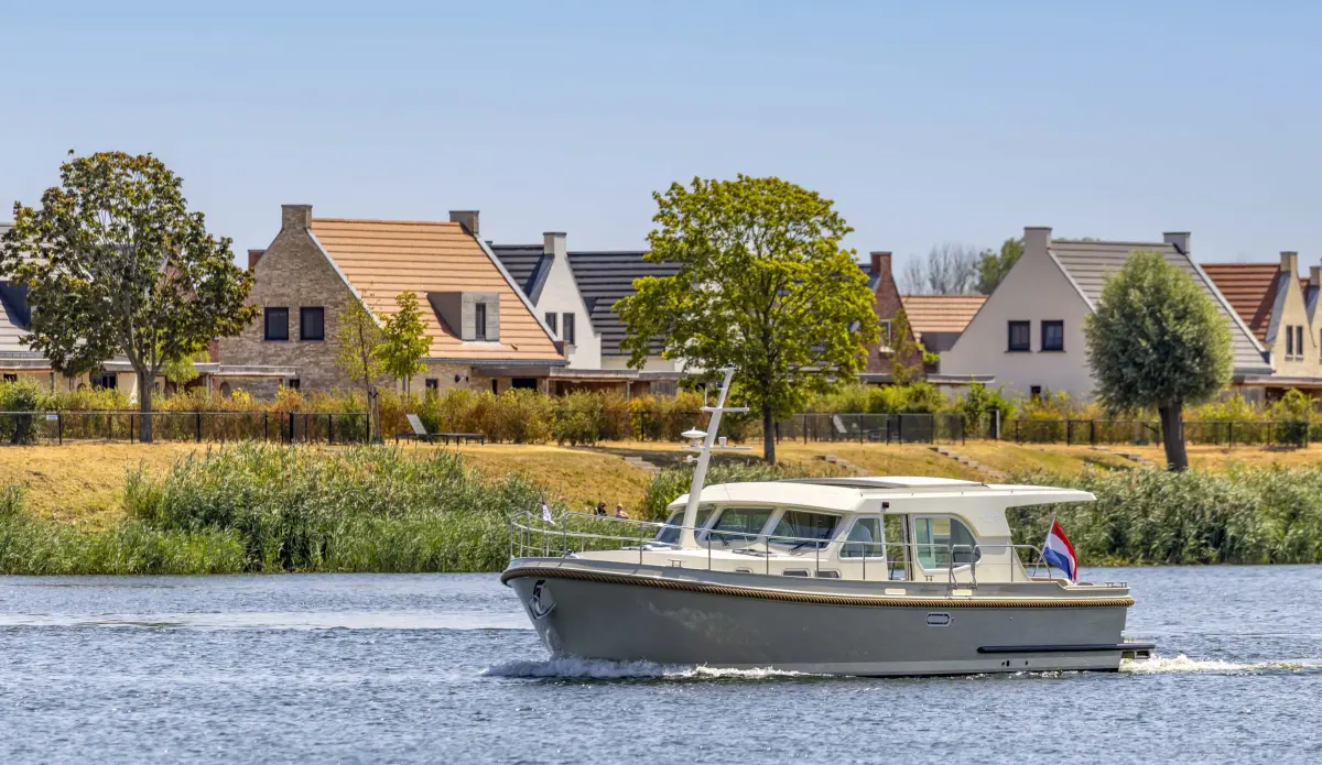 Linssen Grand Sturdy 40.1 (AC / Sedan), motorboot vaart op rivier