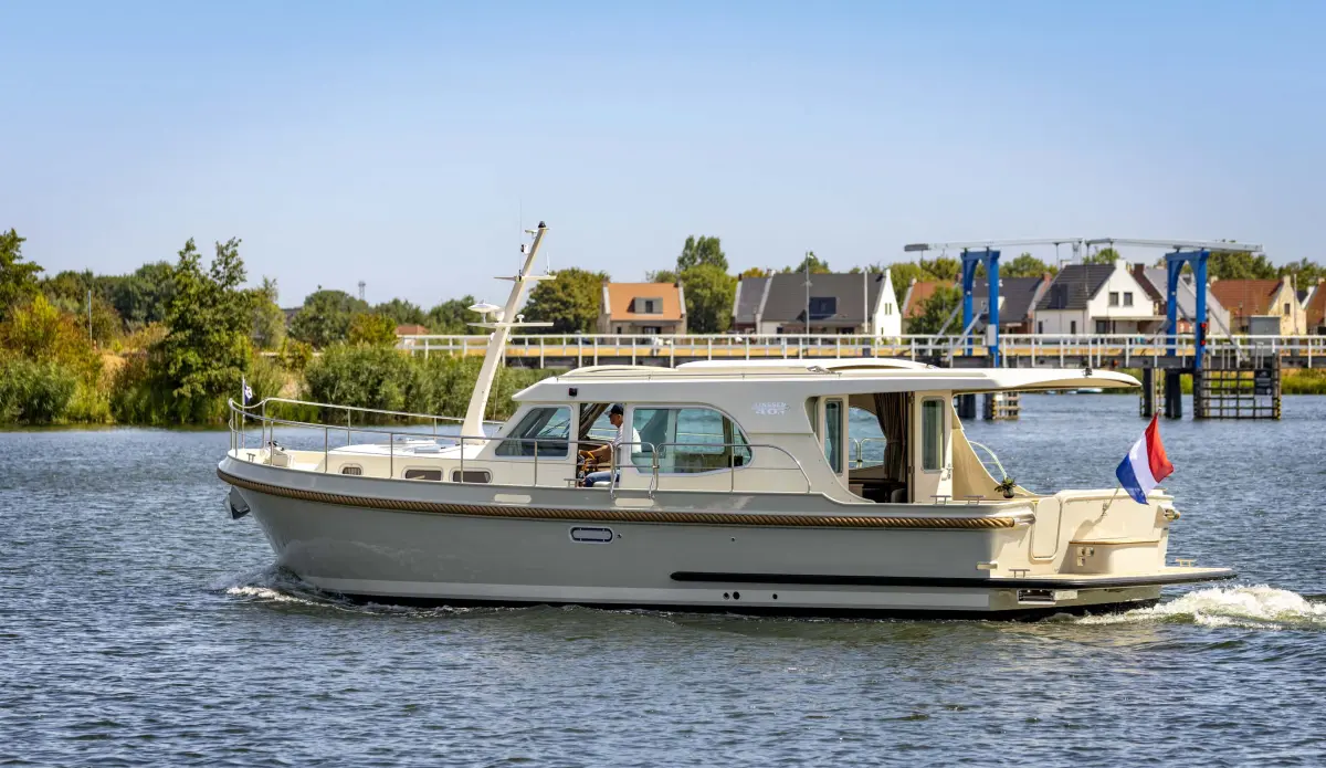 Linssen Grand Sturdy 40.1 (AC / Sedan), motorboot varend op rivier