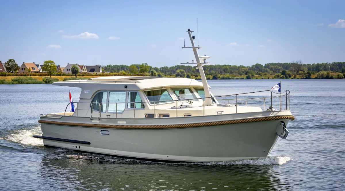 Linssen Grand Sturdy 40.1 (AC / Sedan), motorboot varend op water