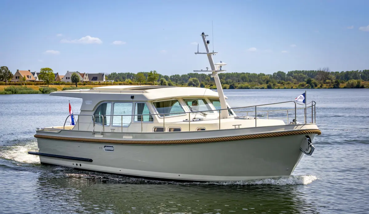 Linssen Grand Sturdy 40.1 (AC / Sedan), motorboot varend op water