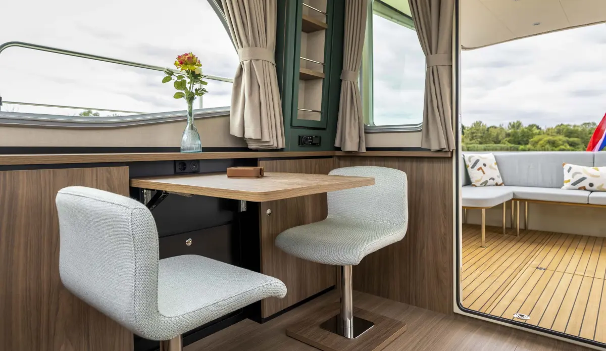 Linssen Grand Sturdy 40.1 (AC / Sedan), eettafel met stoelen bij raam