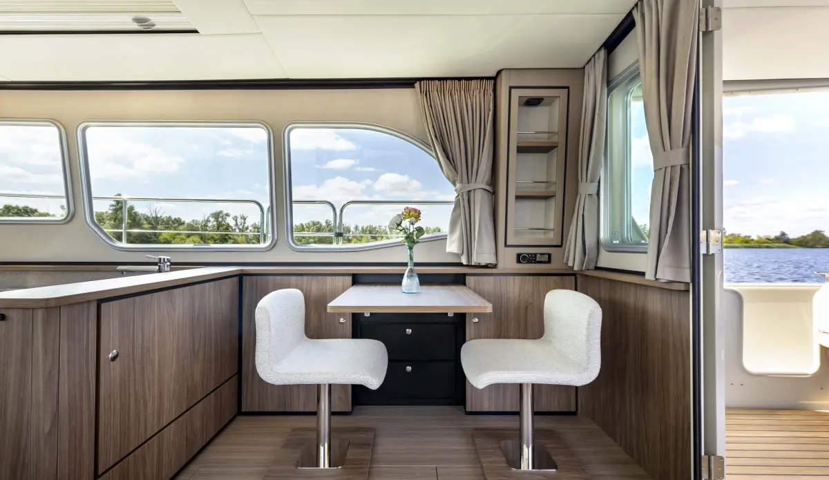Linssen Grand Sturdy 40.1 (AC / Sedan), eettafel met witte stoelen