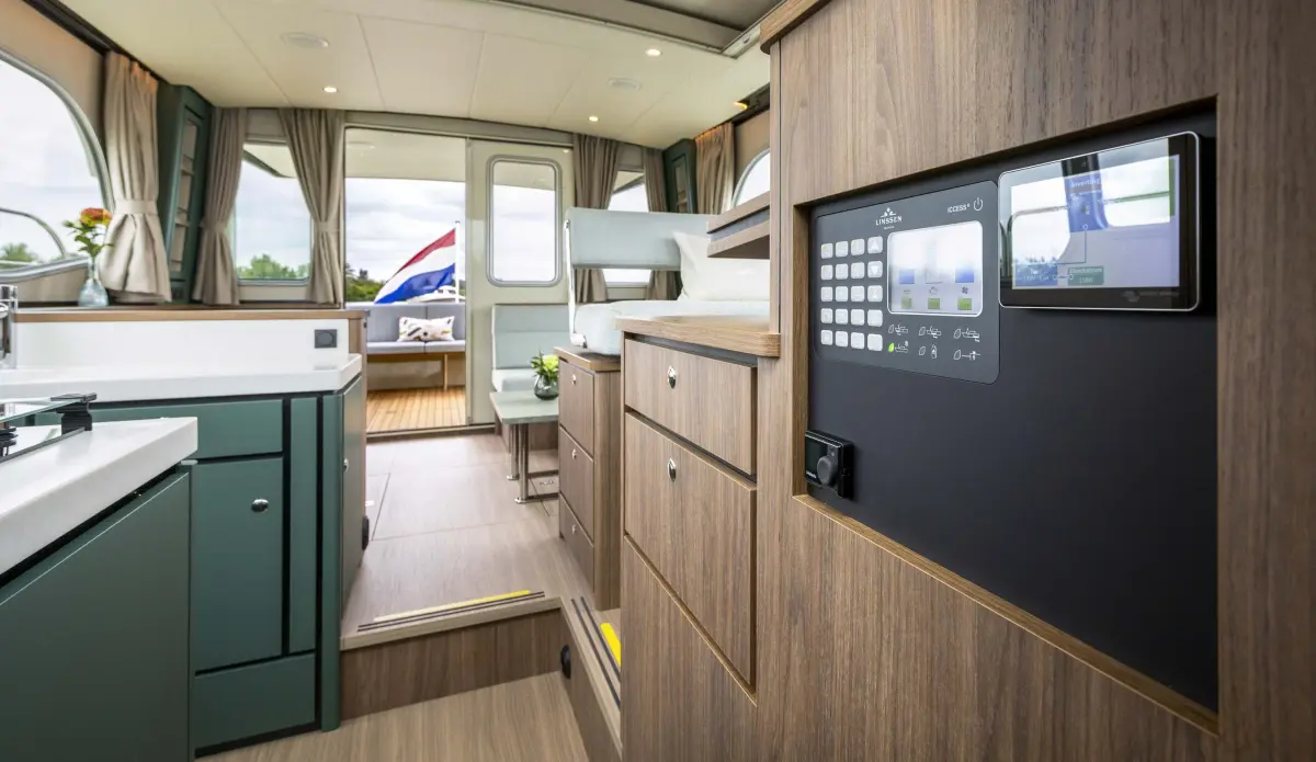 Linssen Grand Sturdy 40.1 (AC / Sedan), kajuit met bedieningspaneel en stapelbedden