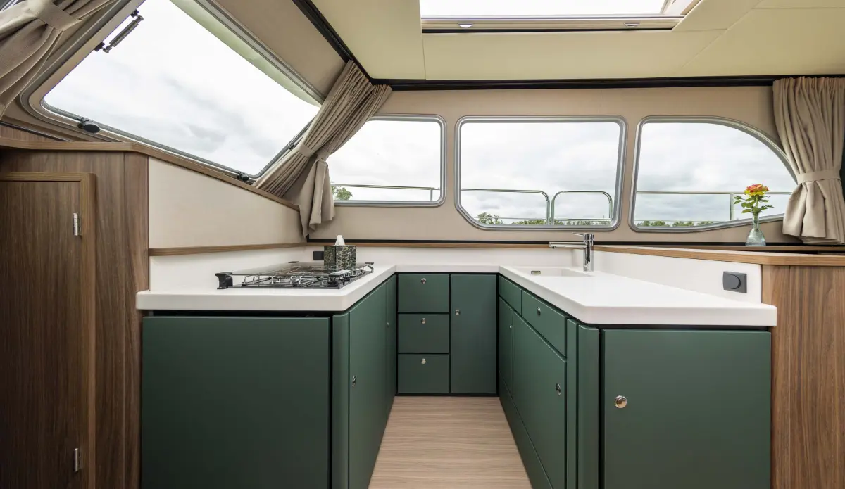 Linssen Grand Sturdy 40.1 (AC / Sedan), keuken met groene kastjes