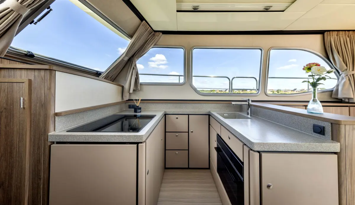 Linssen Grand Sturdy 40.1 (AC / Sedan), kombuis met aanrecht en ramen