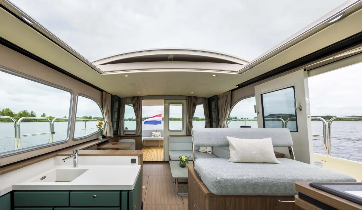 Linssen Grand Sturdy 40.1 (AC / Sedan), salon met keuken en zitbank