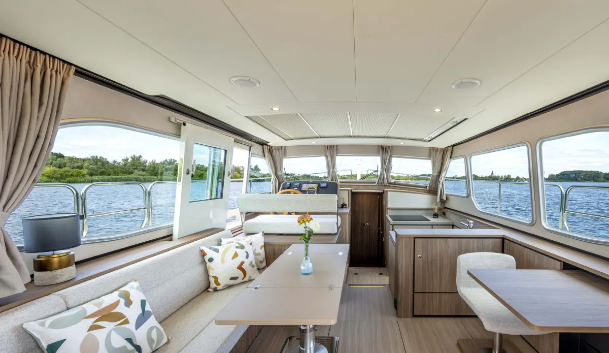 Linssen Grand Sturdy 40.1 (AC / Sedan), salon met keuken en zitbank