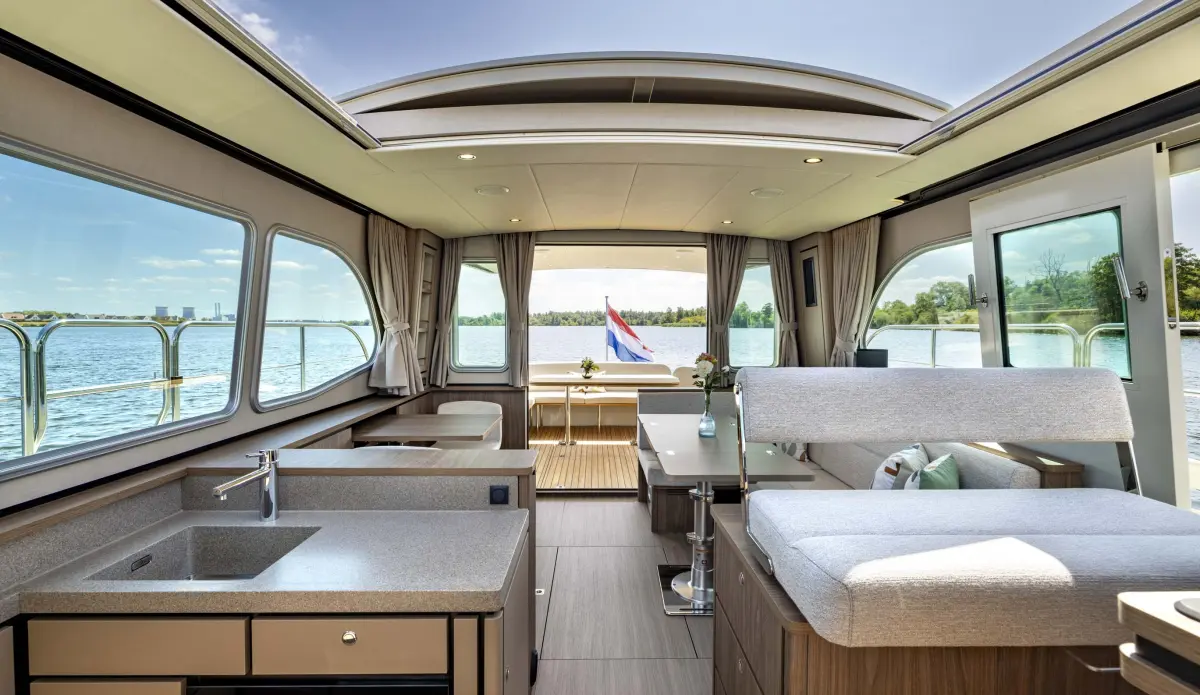 Linssen Grand Sturdy 40.1 (AC / Sedan), salon met keuken en zitbank