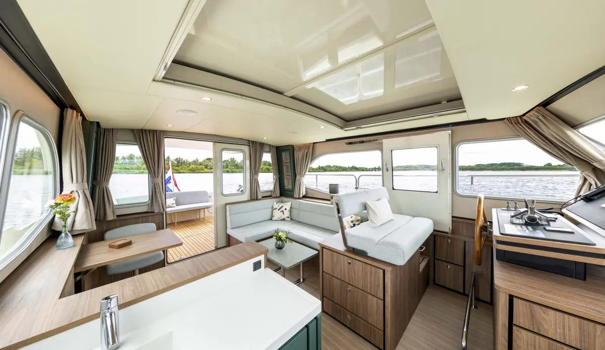 Linssen Grand Sturdy 40.1 (AC / Sedan), salon met zithoek en stuurstand