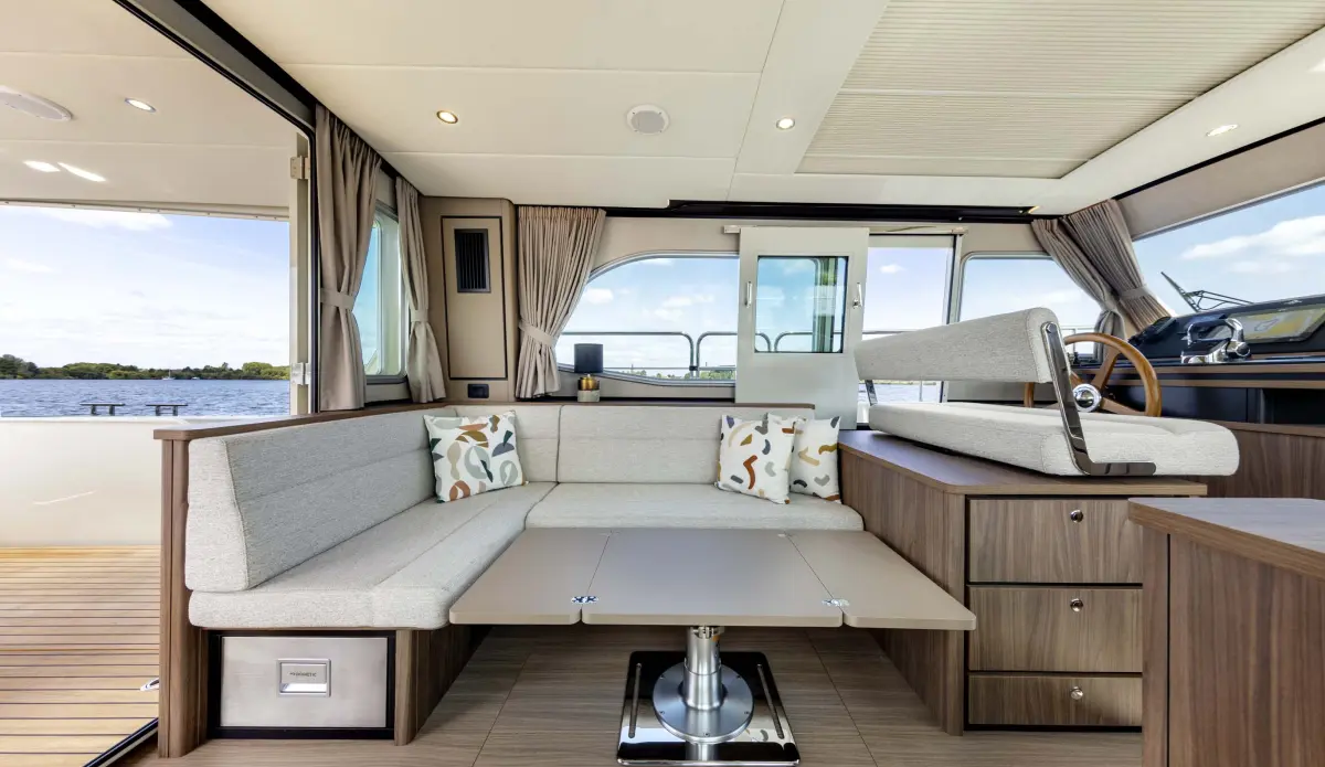 Linssen Grand Sturdy 40.1 (AC / Sedan), salon met zithoek en stuurstand