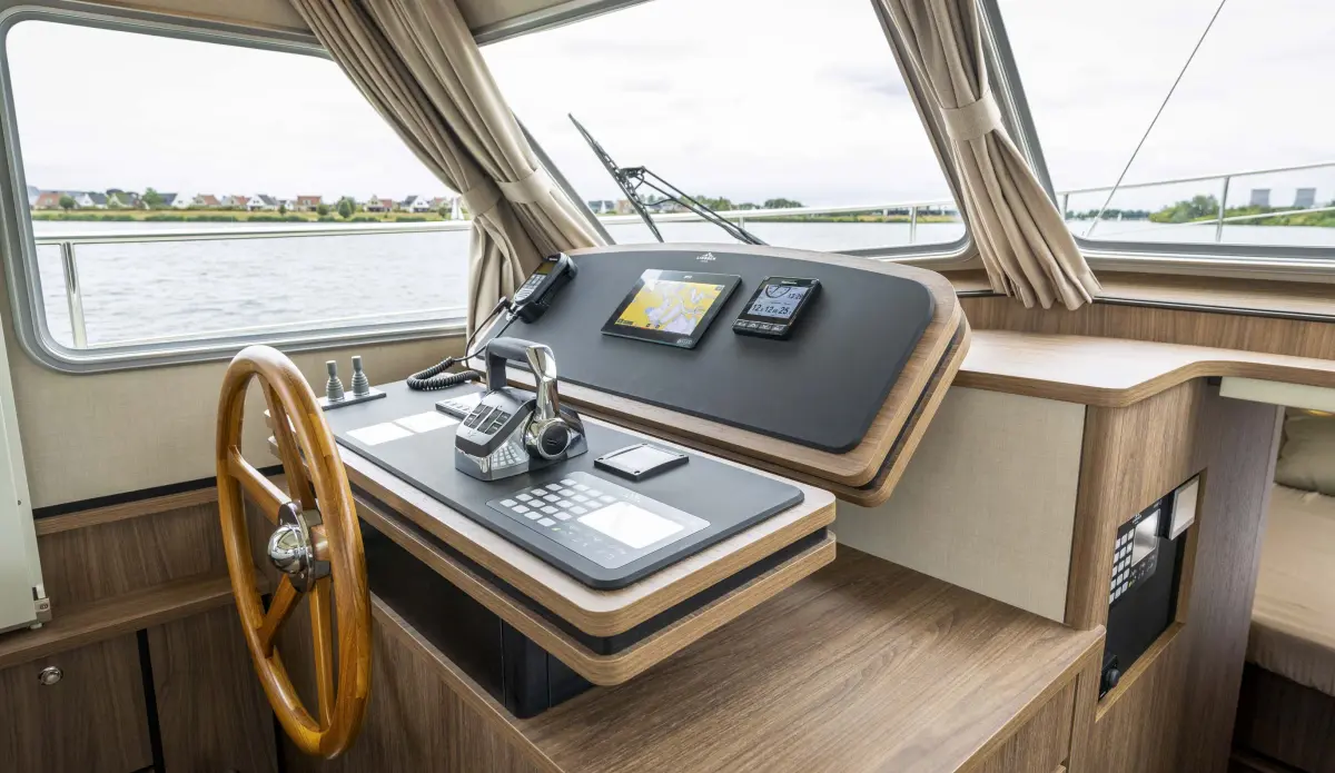Linssen Grand Sturdy 40.1 (AC / Sedan), stuurstand met navigatiescherm en stuurwiel
