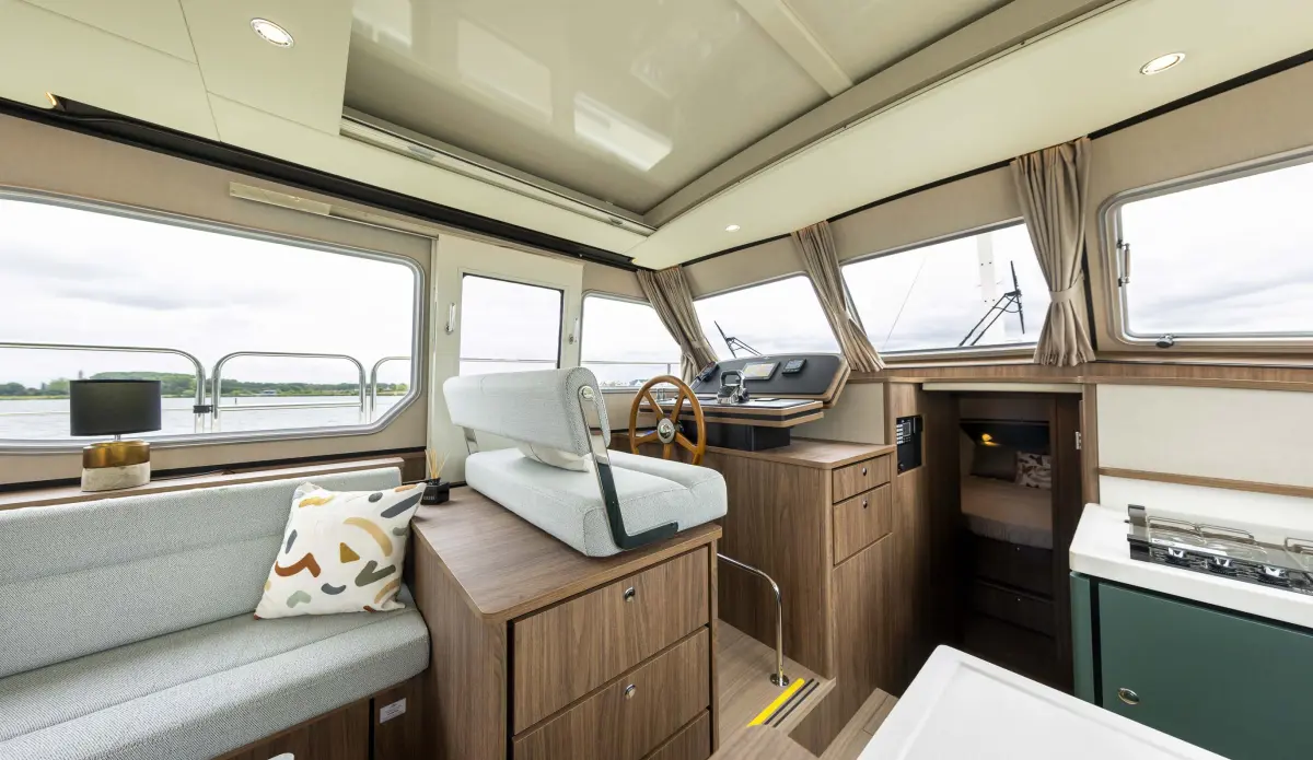 Linssen Grand Sturdy 40.1 (AC / Sedan), stuurstand met zitbank en keuken