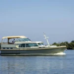 Linssen Grand Sturdy 45.1 AC, motorboot varend op water
