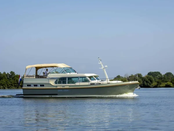 Linssen Grand Sturdy 45.1 AC, motorboot varend op water